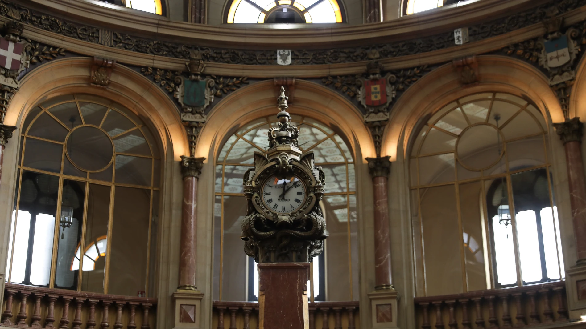 Vista de un reloj en el Palacio de la Bolsa, a 3 de octubre de 2022