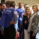 La reina Sofía visita el Banco de Alimentos de León y se reúne con los voluntarios del centro
