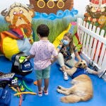 Candela Martínez, una terapeuta ocupacional, y Gisela, una de las verdaderas protagonistas de esta historia, una preciosa Golden retriever de 4 años y pelaje claro, forman parte de la entidad "Perruneando" en el Hospital Comarcal de la Axarquía en Vélez- Málaga. EFE/Daniel Pérez