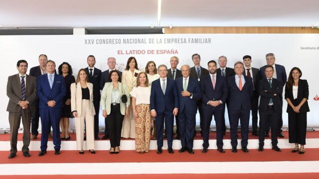 Foto de familia de la delegación de empresarios familiares de Castilla y León que participan en este Congreso nacional, con Rocío Hervella, a la cabeza
