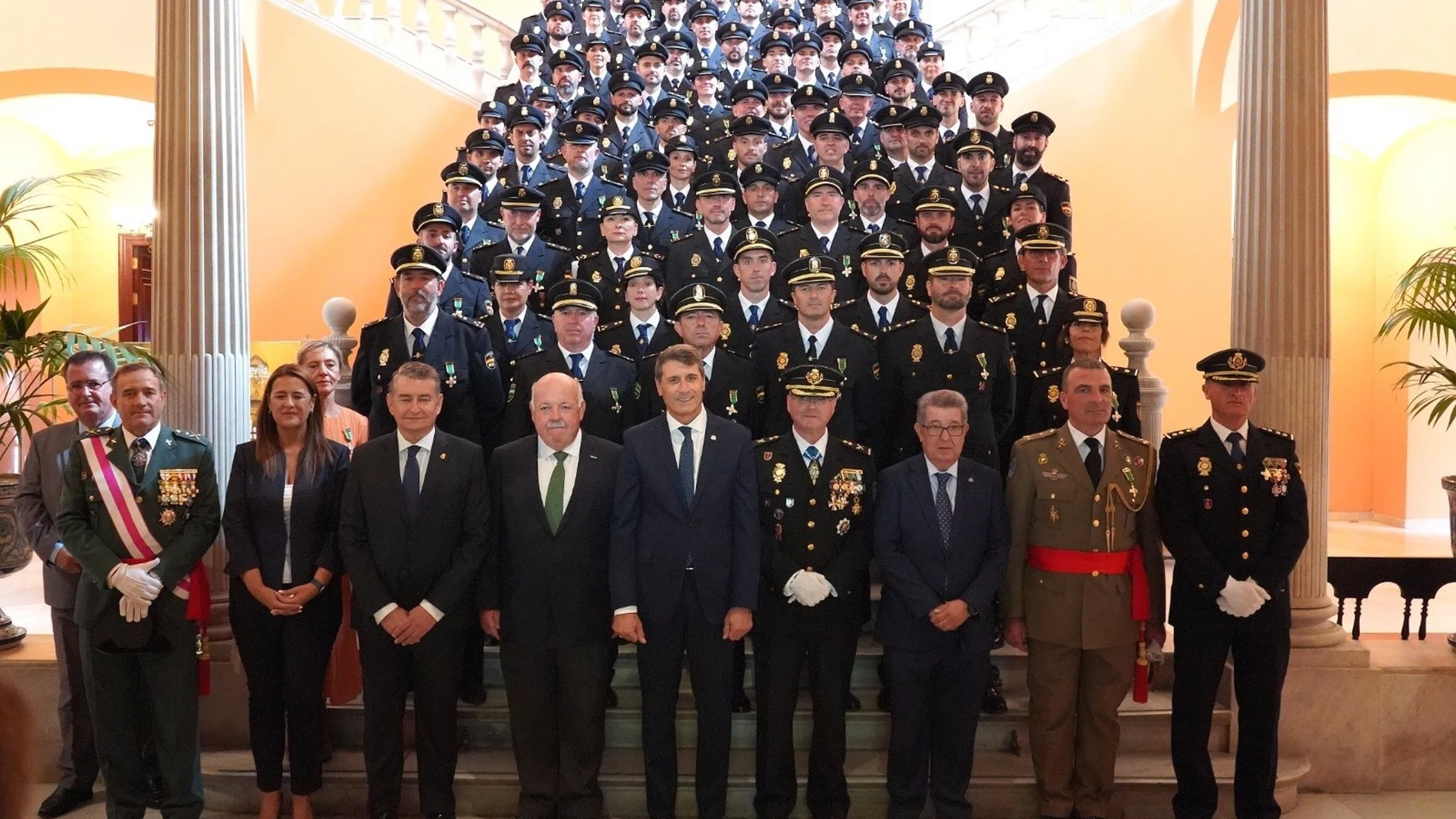 Gobierno y Junta agradecen a Policía Nacional la salvaguarda de derechos y libertades y su "compromiso" con la seguridad.El delegado del Gobierno de España en Andalucía, Pedro Fernández, ha presidido este lunes los actos de la festividad de los SantosSOCIEDAD