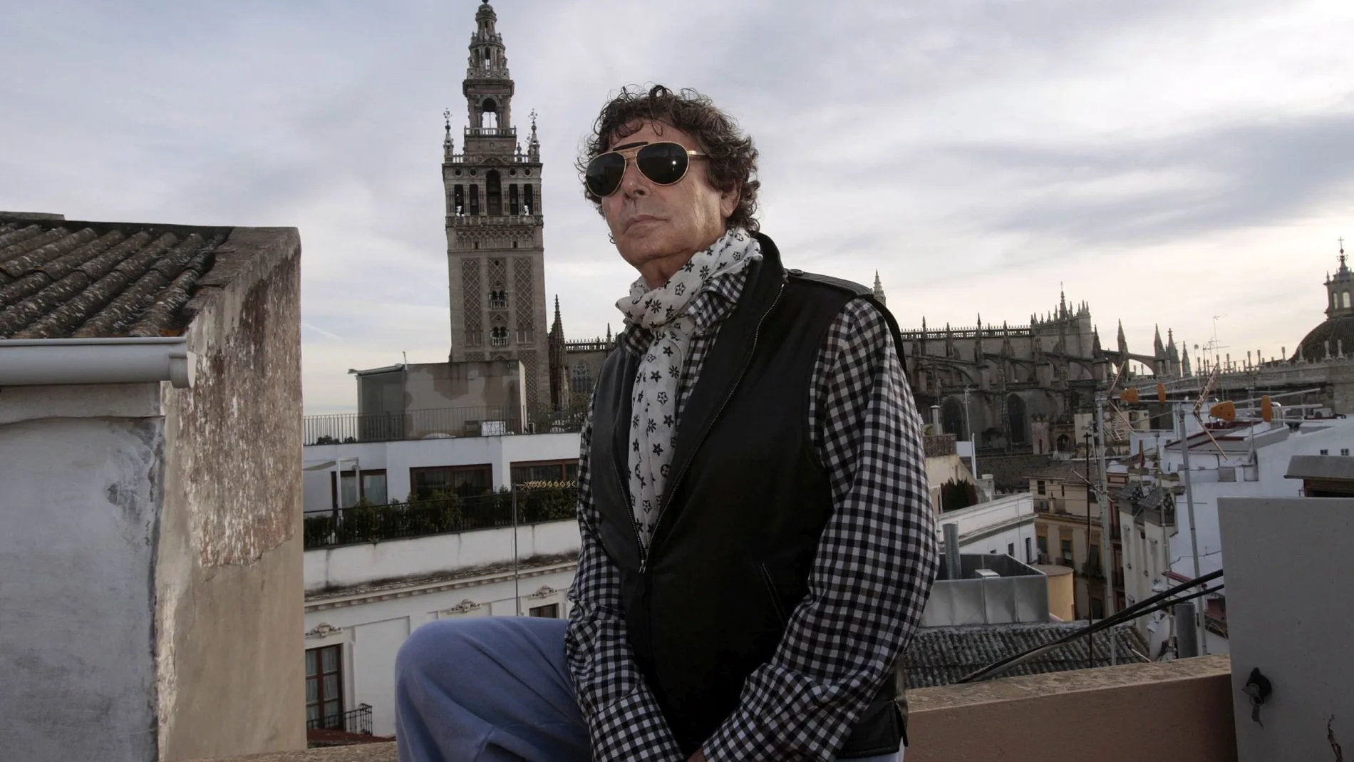 El periodista en una sesión de fotos en los tejados de Sevilla