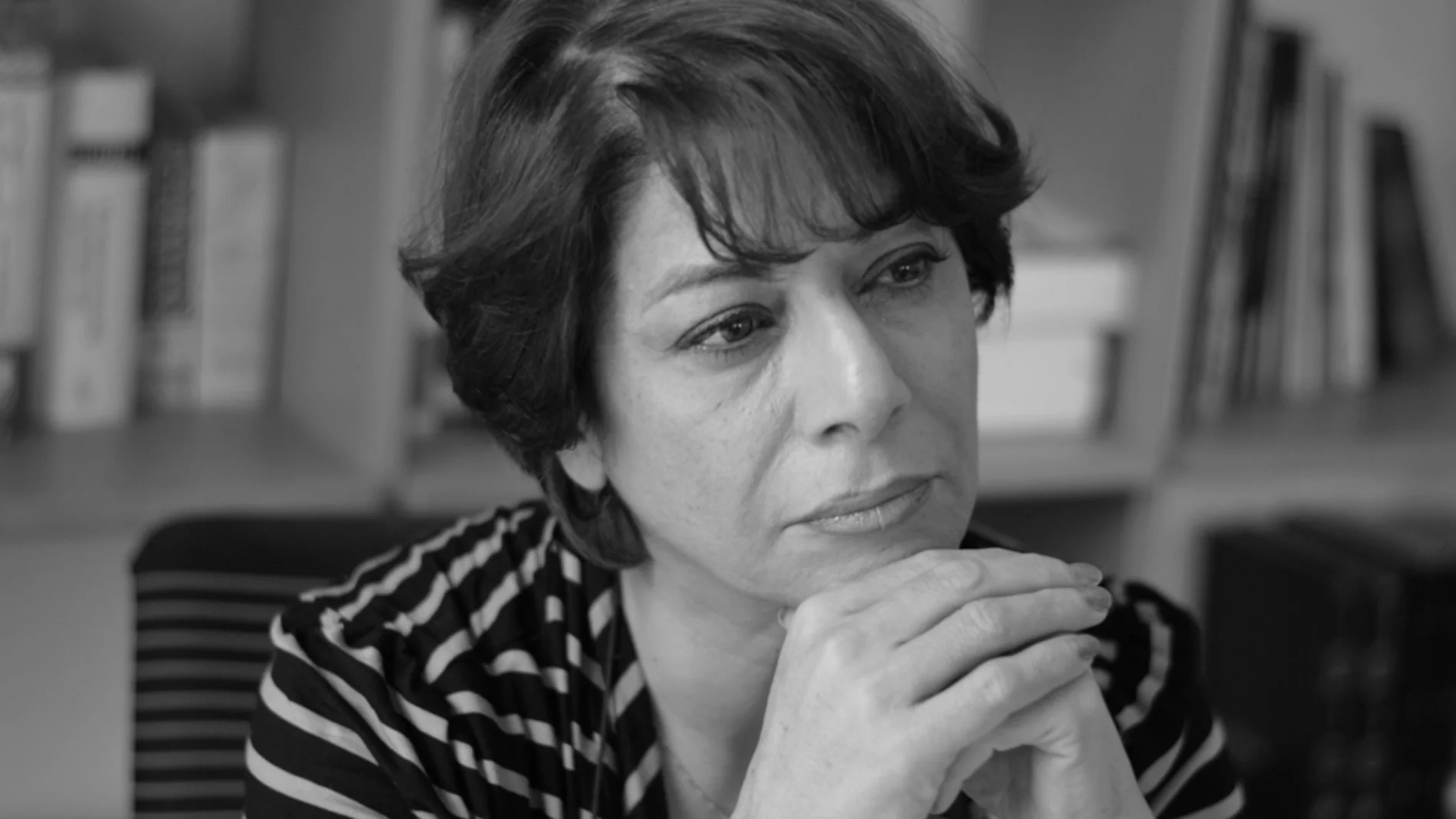 La escritora Parinoush Saniee tenía 30 años cuando comenzaron los disturbios que provocaron la Revolución Islámica en Irán