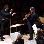 El director David Afkham y el violinista Leonidas Kavakos