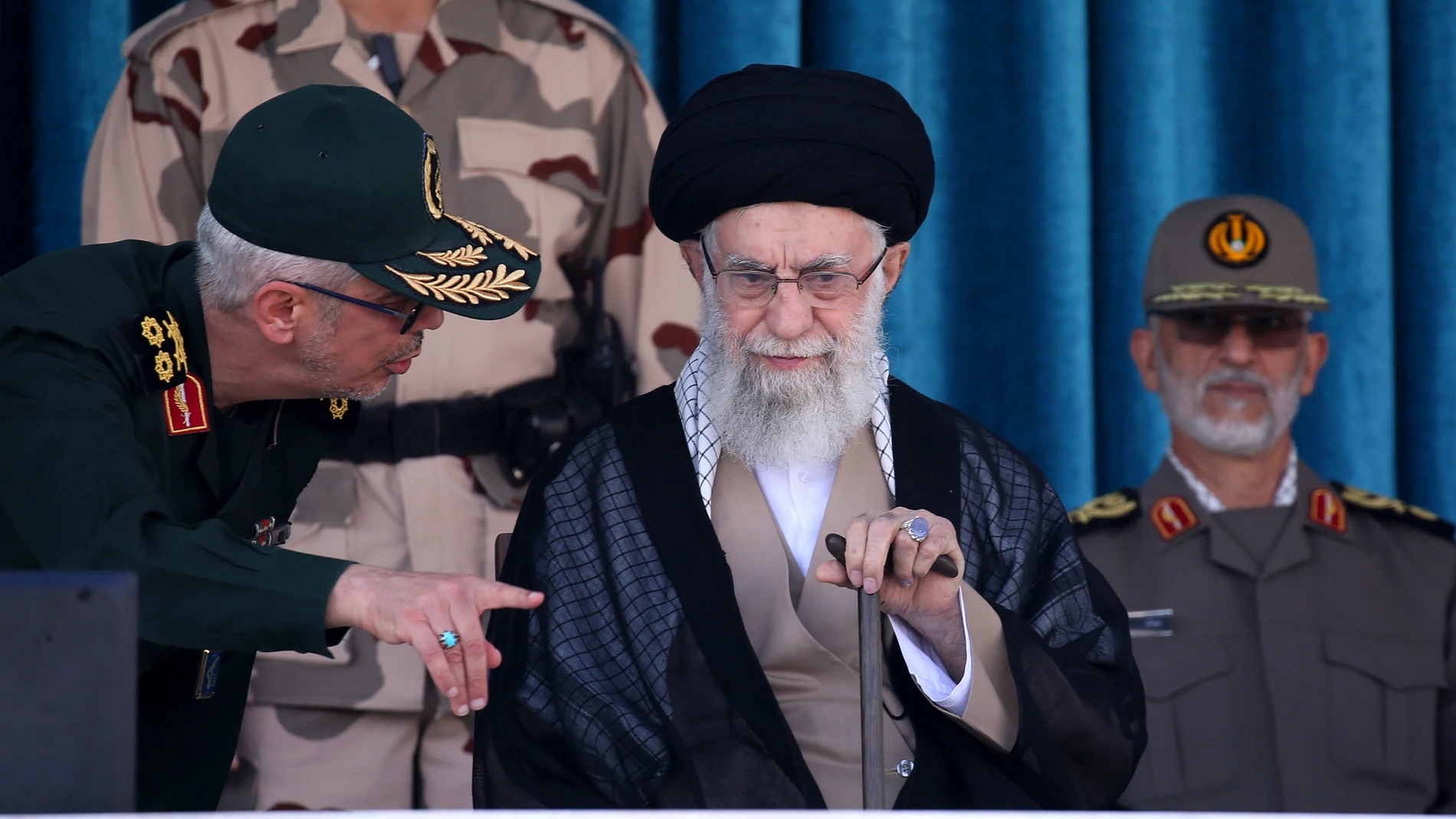 El líder supremo iraní, Ali Jamenei, acompañado por los mandos de las fuerzas armadas este lunes en una ceremonia en Teherán