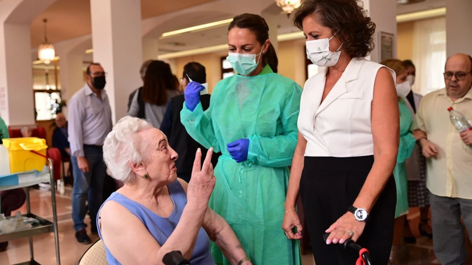 Catalina García, a la derecha en la imagen, en el inicio de la campaña de vacunación gripe-covid 22-23