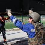 Empleados del servicio de emergencia ucraniano reparan daños de los ataque rusos en Jarkiv