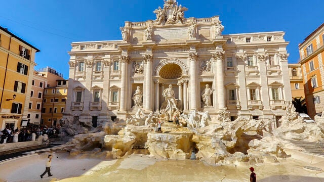 La Fontana di Trevi fue este lunes vaciada para proceder a la limpieza de su delicada piedra, manchada por la contaminación y la oxidación de las numerosas monedas lanzadas cada día