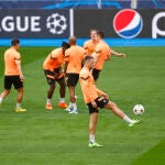 Los jugadores del Shakhtar Donetsk participan en el entrenamiento del equipo en el estadio Santiago Bernabéu
