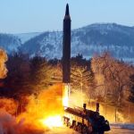 Lanzamiento de un misil norcoreano en una foto de archivo