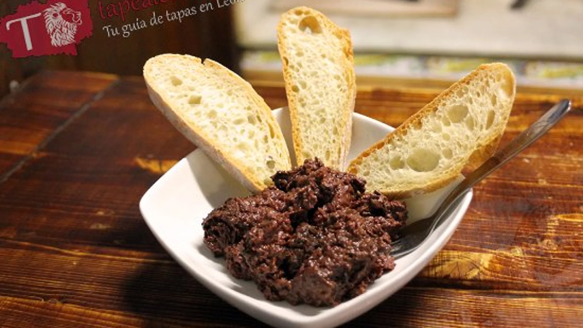 Tapa típica de morcilla de León que se ofrece en los bares de la ciudad