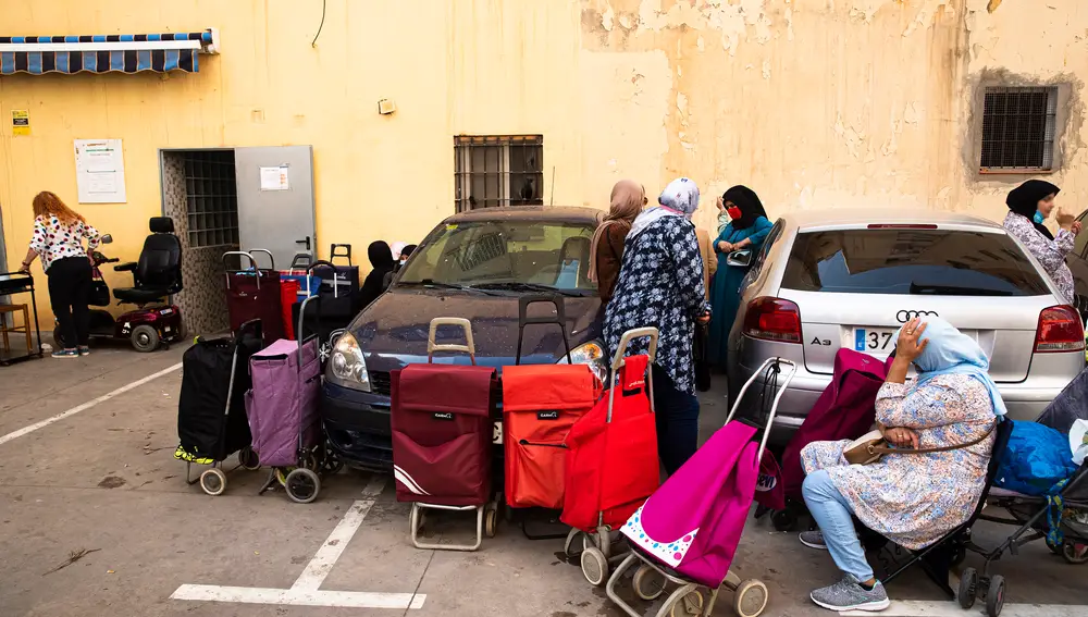 nmigrantes esperan a las puertas del comedor social de la ONG “Yo Soy Tú”, ubicada en un barrio obrero de Málaga, el mayor comedor-dispensador social de Andalucía