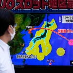 Un hombre se para a mirar una infografía sobre el lanzamiento de un misil balístico de Corea del Norte el día 4 de octubre