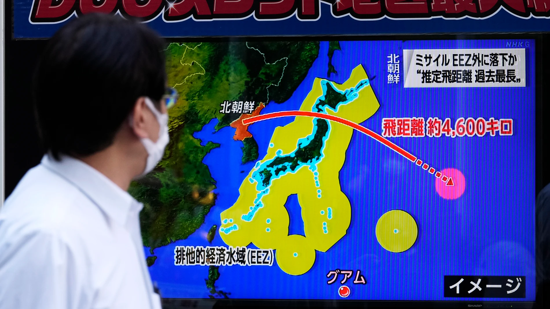 Un hombre se para a mirar una infografía sobre el lanzamiento de un misil balístico de Corea del Norte el día 4 de octubre