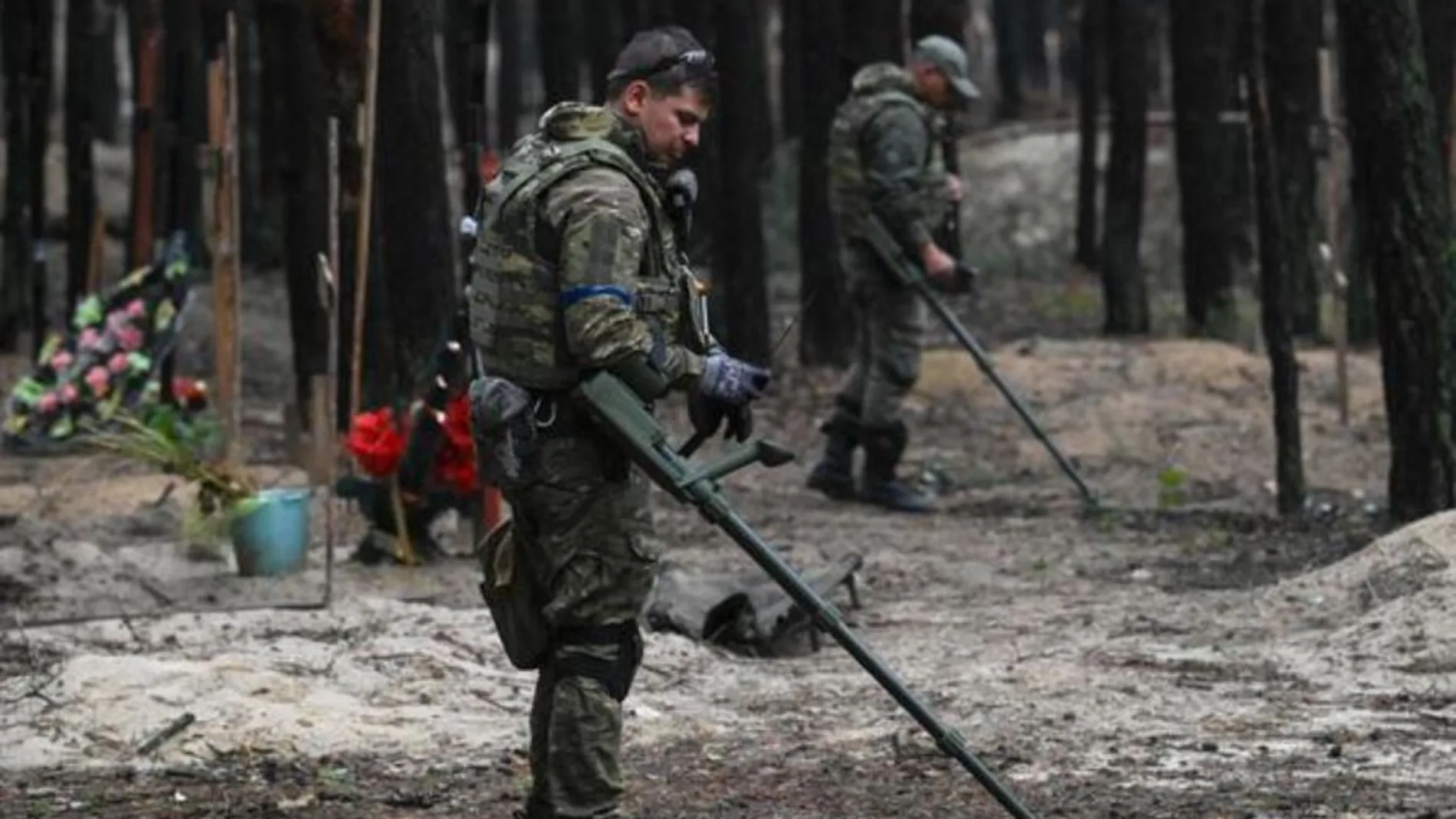 Soldados ucranianos buscan minas terrestres en las afueras de Izium