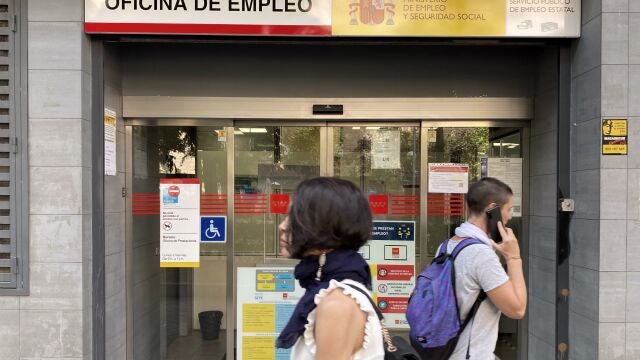 Dos personas pasan por la oficina de empleo en Madrid
