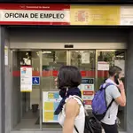 Dos personas pasan por la oficina de empleo en Madrid