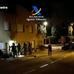 Agentes que participan en el operativo policial contra un grupo que presuntamente construía "narcolanchas" en Girona para traficantes de hachísGUARDIA CIVIL04/10/2022