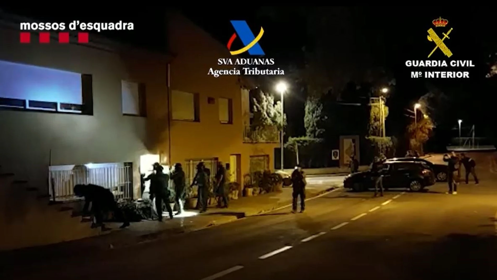 Agentes que participan en el operativo policial contra un grupo que presuntamente construía "narcolanchas" en Girona para traficantes de hachísGUARDIA CIVIL04/10/2022