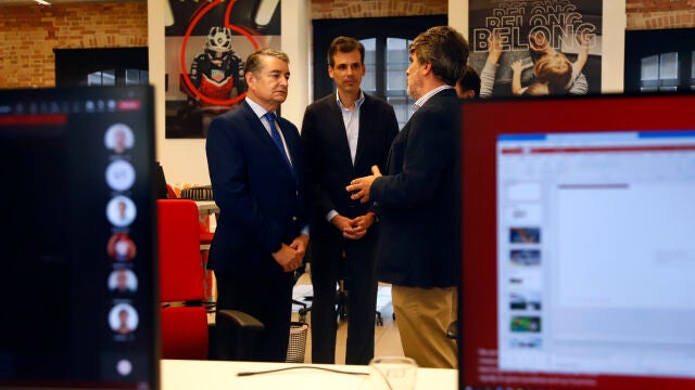 El consejero de la Presidencia, Interior, Diálogo Social y Simplificación Administrativa de la Junta de Andalucía, Antonio Sanz, (i) atiende a los asistentes durante su visita al Centro I+D de Vodafone