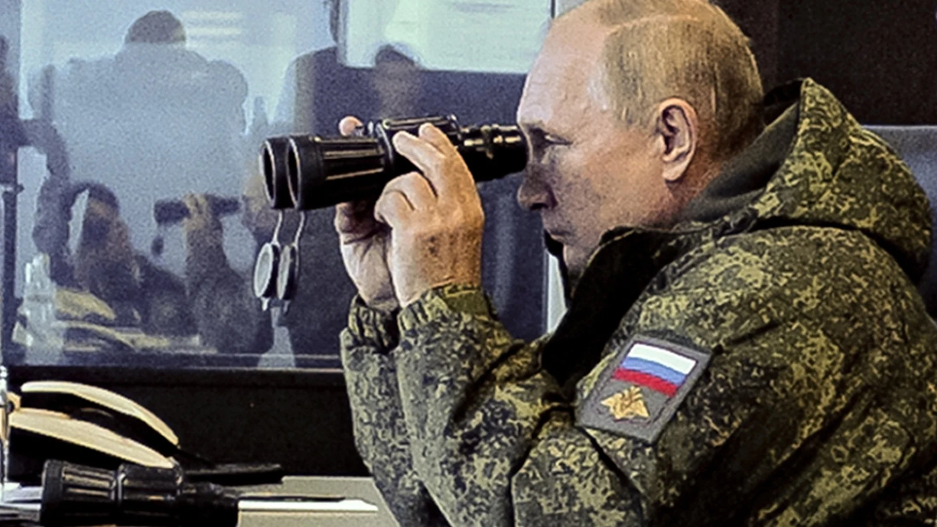 El presidente ruso, Vladimir Putin, observa el ejercicio militar Vostok 2022 en el extremo este de Rusia, a las afueras de Vladivostok
