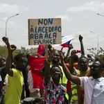 Manifestantes burkineses muestran su descontento con Francia.