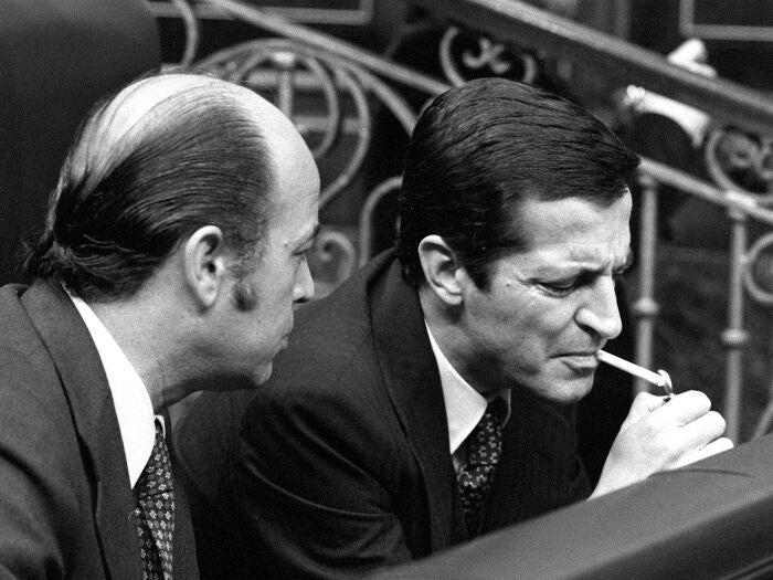 Adolfo Suárez fumando en su escaño del hemiciclo del Congreso, junto a Francisco Fernández Ordóñez