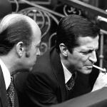 Adolfo Suárez fumando en su escaño del hemiciclo del Congreso, junto a Francisco Fernández Ordóñez