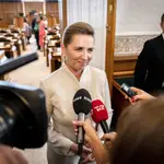 La primera ministra danesa, Mette Frederiksen, en la sesión de reapertura del Parlamento este martes