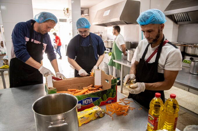 Unos voluntarios pelan zanahorias en la cocina de la ONG "Yo soy tú", ubicado en un barrio obrero de Málaga EFE/Jorge Zapata.