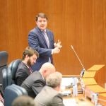 El presidente Fernández Mañueco, durante un cara a cara con Tudanca en el hemiciclo