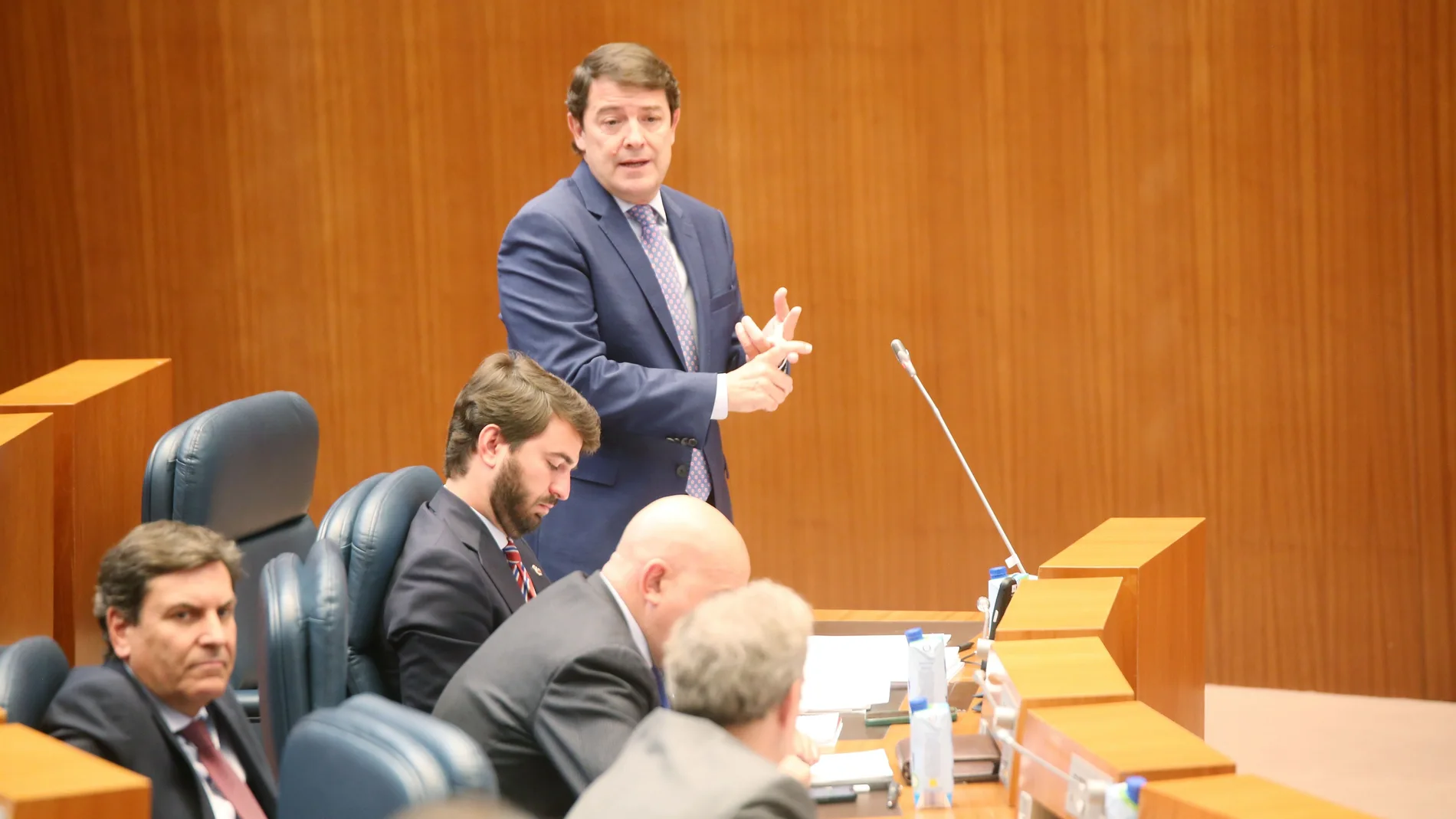 El presidente Fernández Mañueco, durante un cara a cara con Tudanca en el hemiciclo