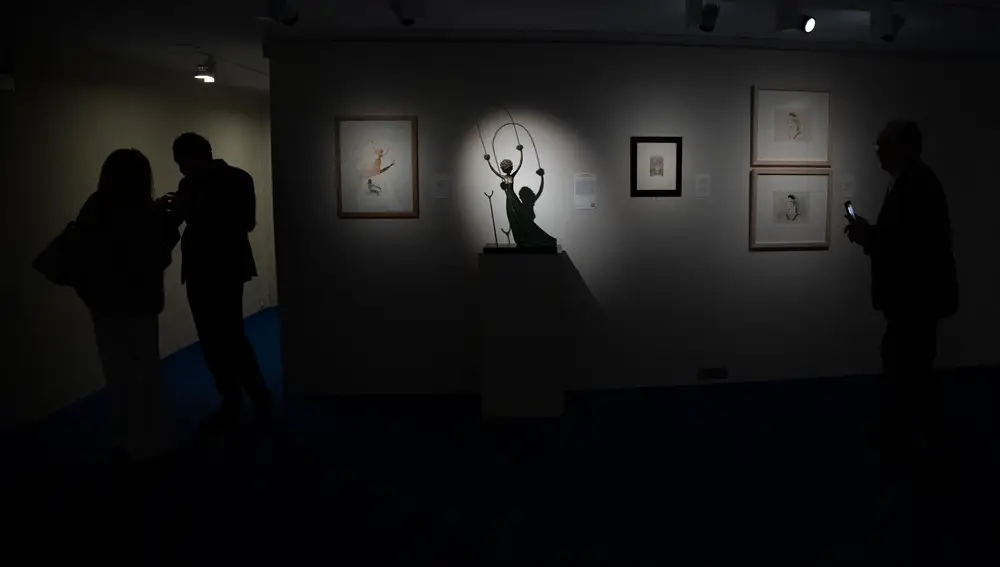 En el centro, escultura de Dalí inspirada en Alicia