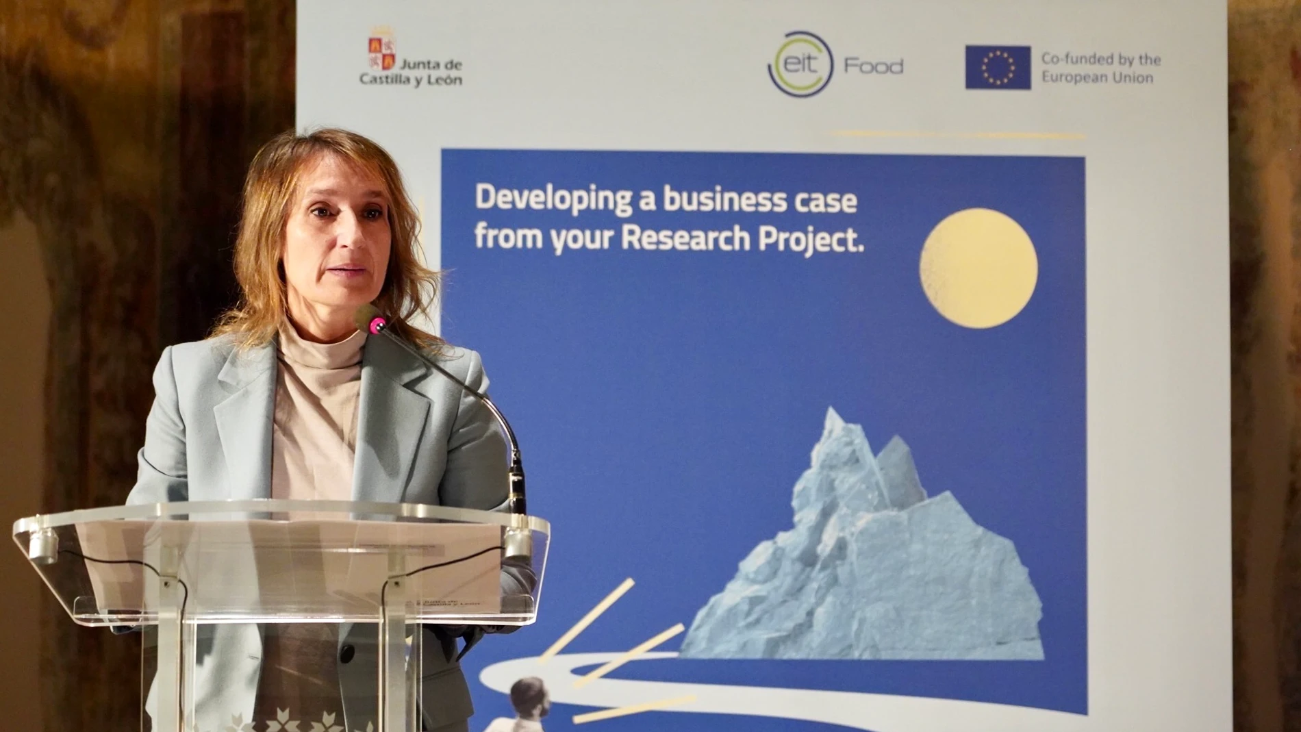 La consejera de Educación, Rocío Lucas, inaugura una jornada de investigación de excelencia en colaboración con empresas