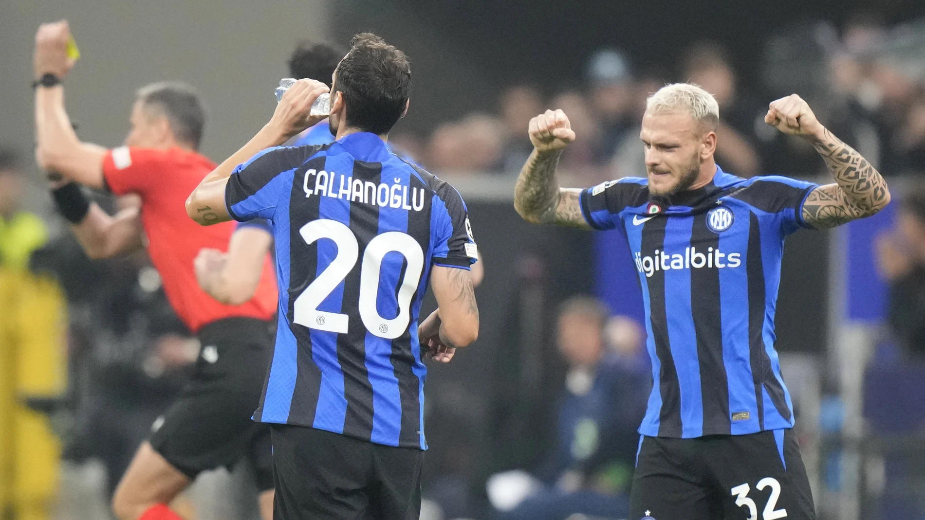 Los jugadores del Inter celebran la victoria contra el Barcelona cuando el colegiado Slavko Vincic pita el final del partido de la Champions