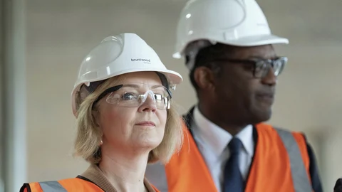 La «premier» británica, Liz Truss, ayer en Birmingham, junto Kwasi Kwarteng, el ministro de Finanzas
