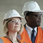 La «premier» británica, Liz Truss, ayer en Birmingham, junto Kwasi Kwarteng, el ministro de Finanzas