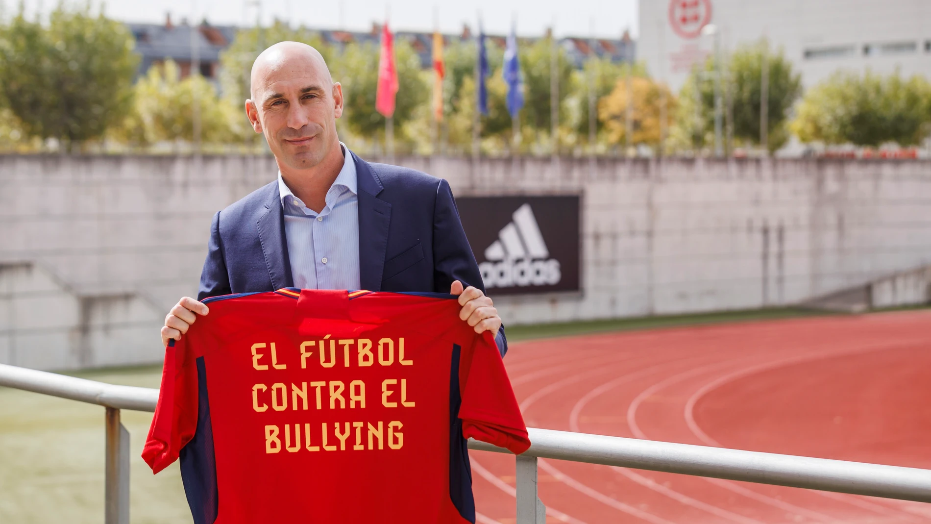 El presidente de la RFEF, Luis Rubiales, posa con la camiseta de la selección española contra el bullying.PABLO GARCÍA/RFEF04/10/2022