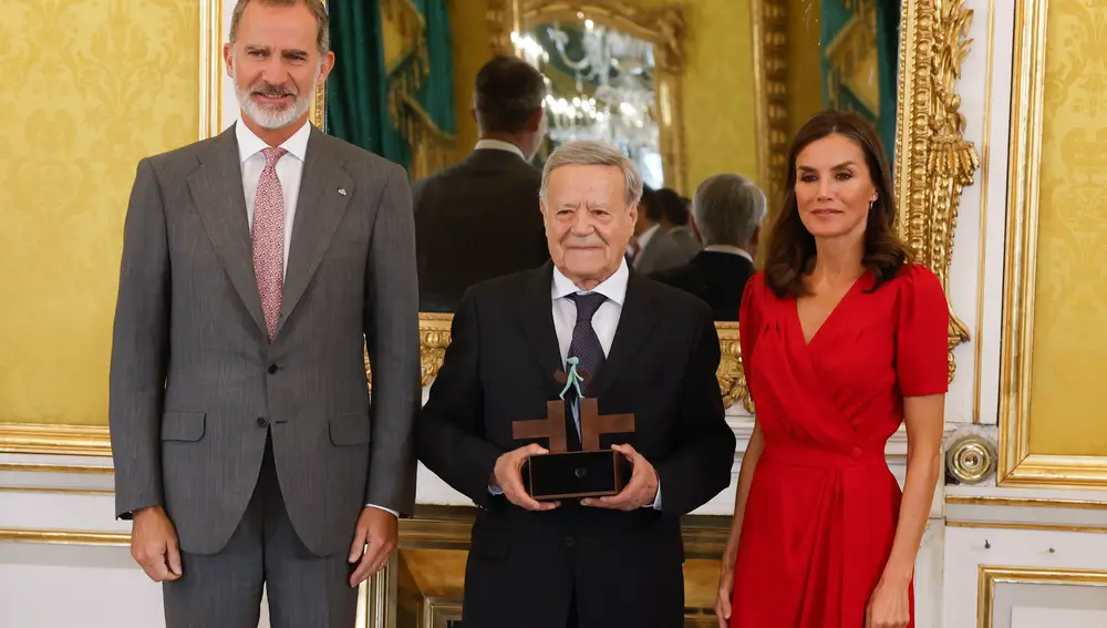 Los Reyes Felipe y Letizia entregan a Gabriele Moreli, filólogo hispanista italiano y catedrático de la Universidad de Bérgamo, el “Premio Ñ 2022”, antes de presidir la reunión anual del Patronato del Instituto Cervantes este martes en el Palacio Real de Aranjuez.