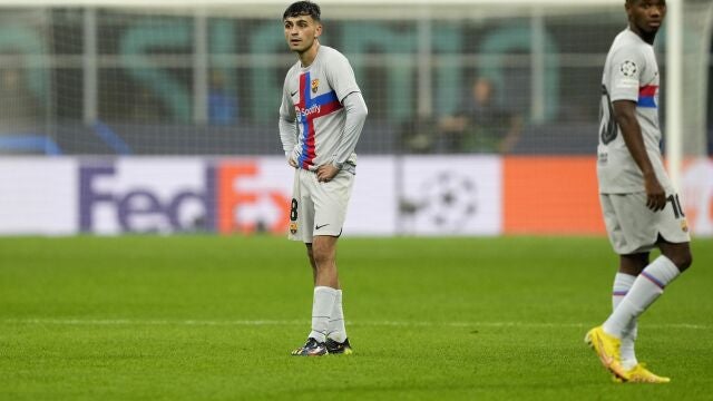 Pedri y Ansu Fati se lamentan durante el partido ante el Inter