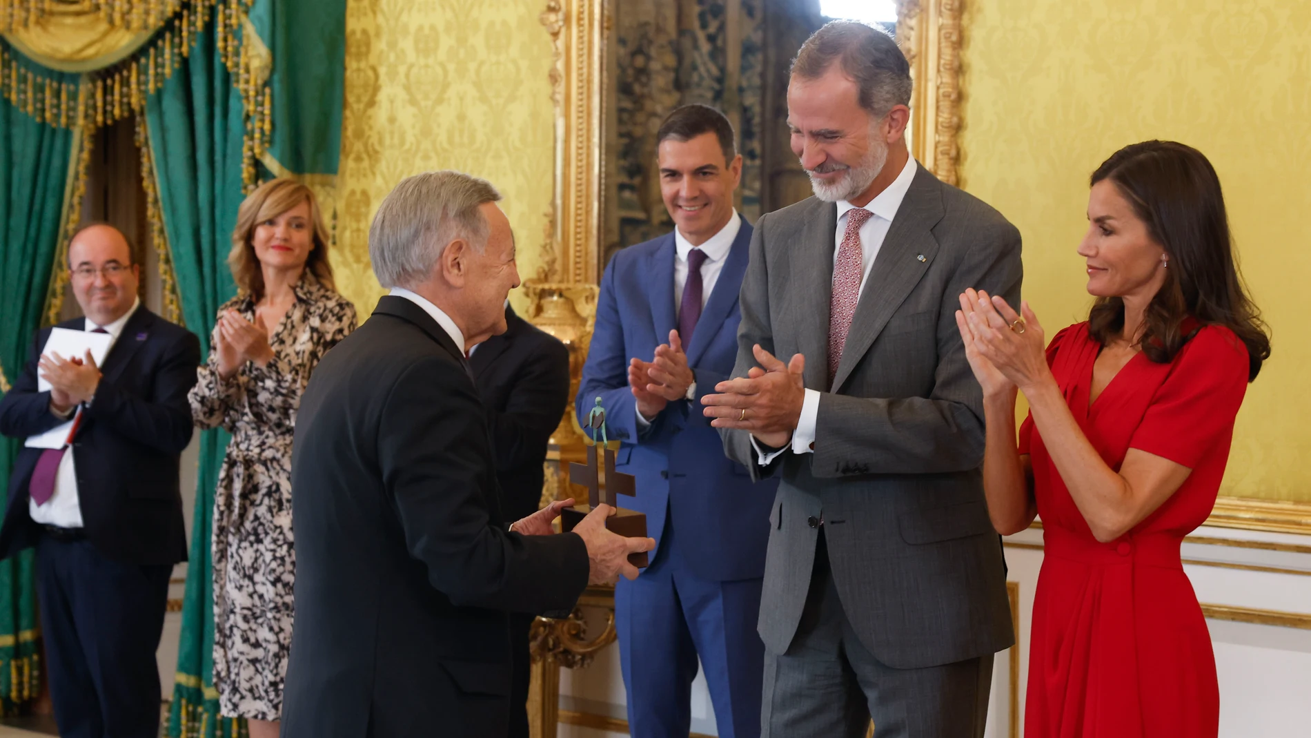 Los Reyes Felipe y Letizia entregan a Gabriele Moreli, filólogo hispanista italiano y catedrático de la Universidad de Bérgamo, el “Premio Ñ 2022”, antes de presidir la reunión anual del Patronato del Instituto Cervantes este martes en el Palacio Real de Aranjuez.