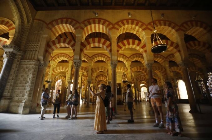 Un grupo de turistas recorriendo el interior la Mezquita-Catedral de Córdoba