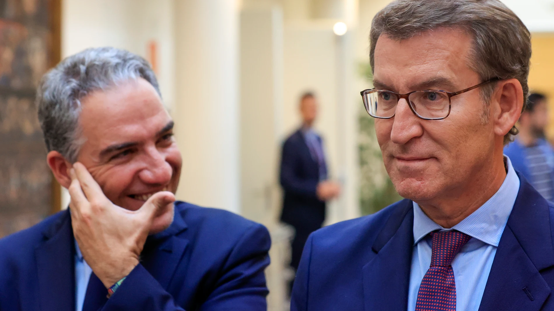 El presidente del PP Alberto Nuñez Feijóo (d), durante la sesión de control al gobierno, este martes en el Senado en Madrid.-EFE/ Zipi Aragón