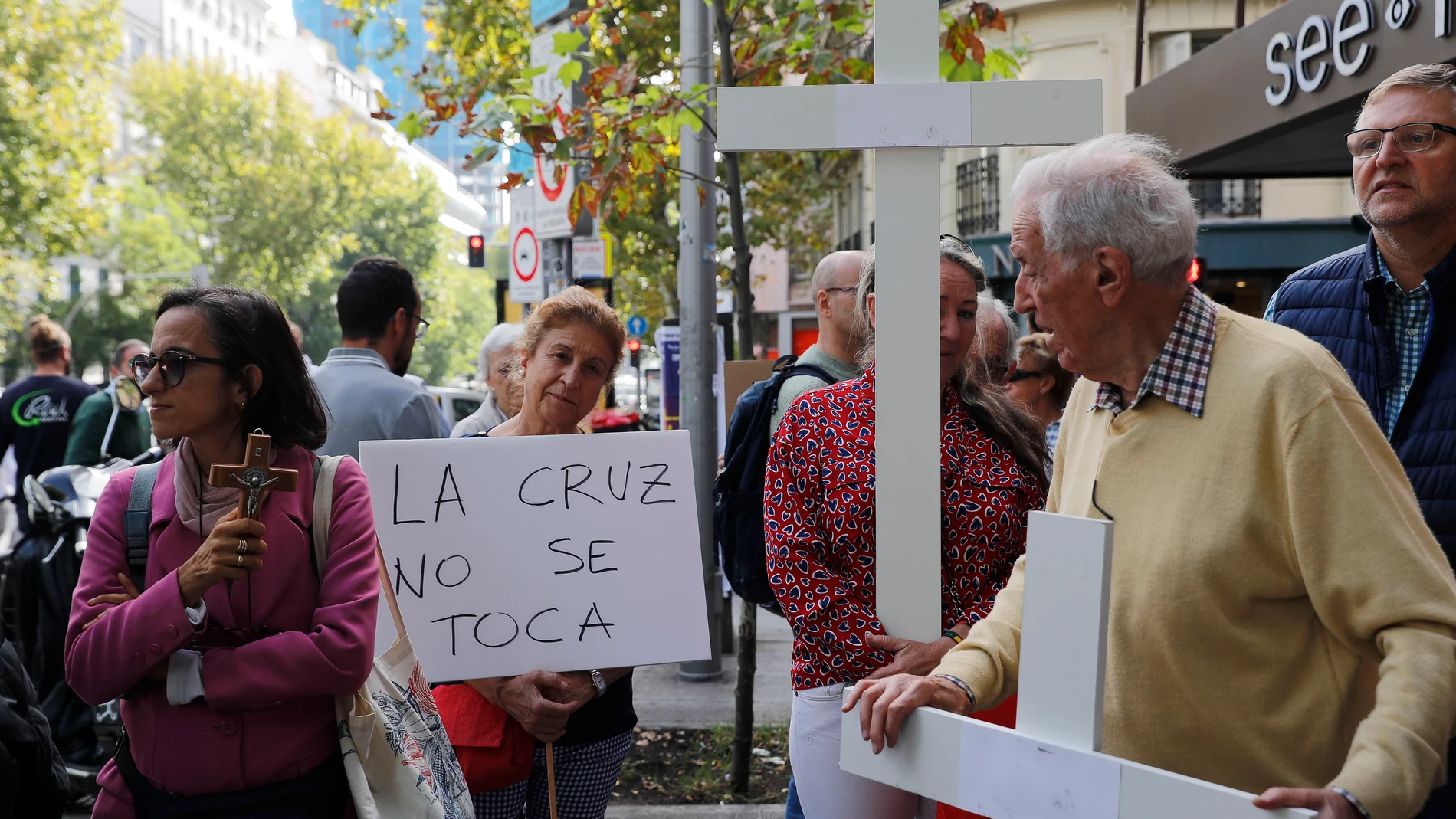 Vista de la manifestación este miércoles para pedir a la presidenta de la Comunidad de Madrid, Isabel Díaz Ayuso, que declare el Valle de los Caídos como Bien de Interés Cultural (BIC)