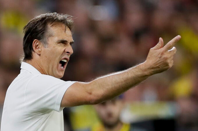 Julen Lopetegui da órdenes en el partido en el Sánchez-Pizjuán ante el Borussia Dortmund