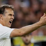 Julen Lopetegui da órdenes en el partido en el Sánchez-Pizjuán ante el Borussia Dortmund