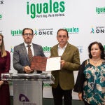 El delegado de la ONCE en Castilla y León, Ismael Pérez y el presidente de la Diputación de Soria, Benito Serrano, firman un acuerdo para la integración de las mujeres ciegas que residen en el medio rural