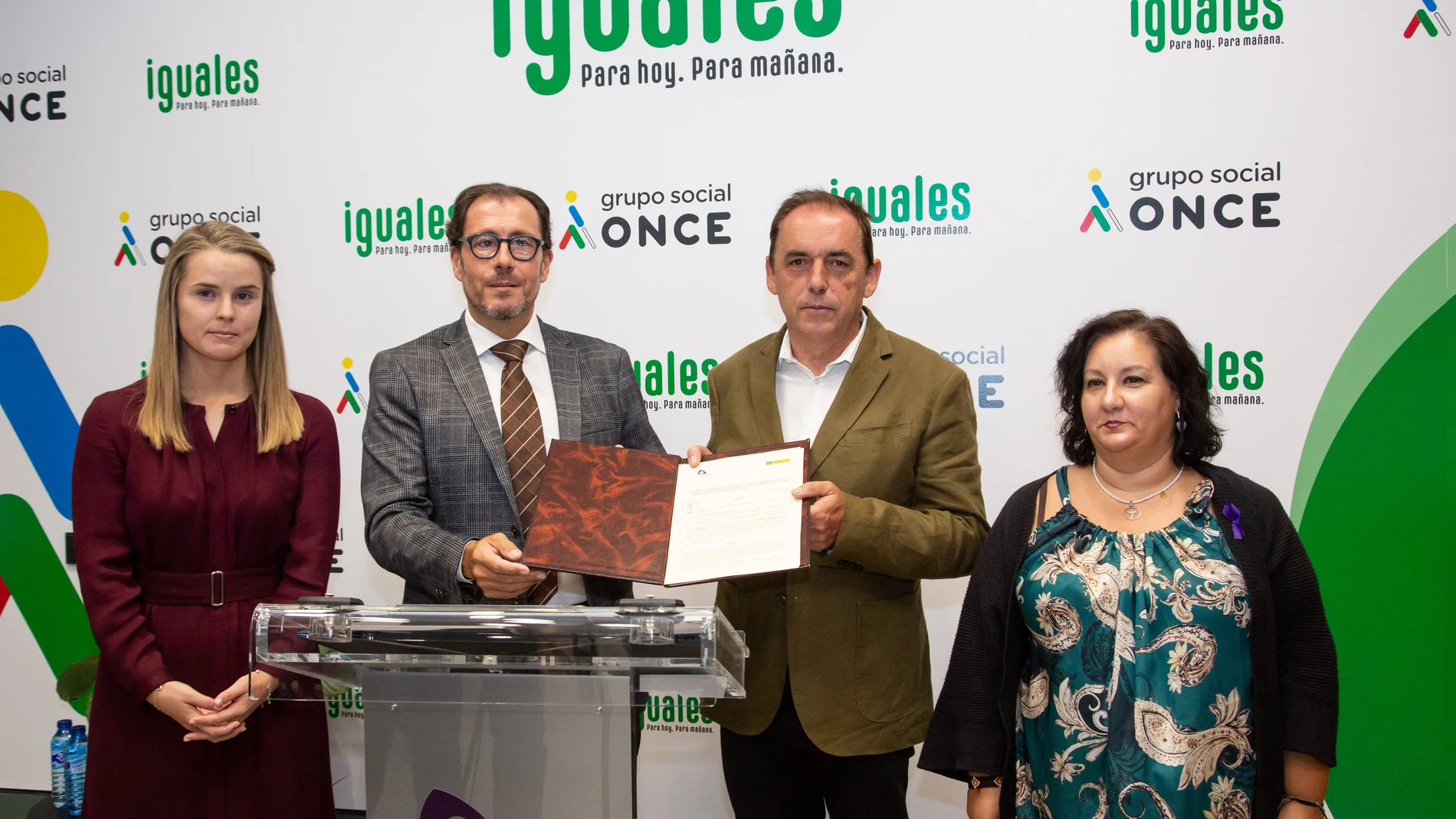 El delegado de la ONCE en Castilla y León, Ismael Pérez y el presidente de la Diputación de Soria, Benito Serrano, firman un acuerdo para la integración de las mujeres ciegas que residen en el medio rural