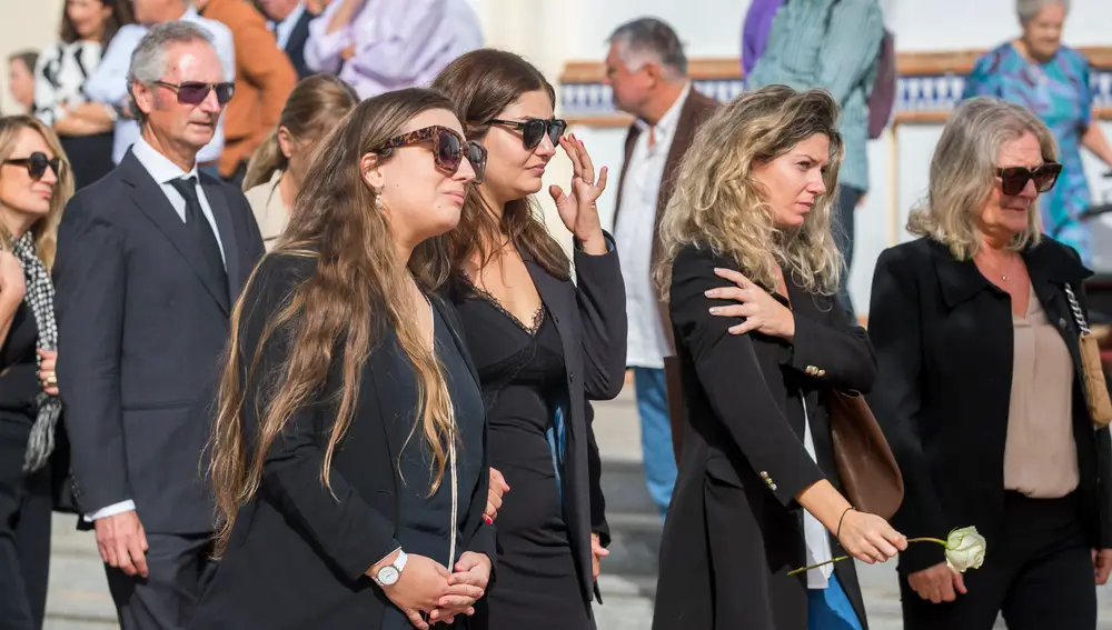 Las hijas de Jesús Quintero, Andrea y Lola, junto amigos y familiares, durante el traslado del féretro de Jesús Quintero al cementerio de San Juan del Puerto (Huelva)