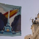 Un cartel anuncia el desfile de hoy en Madrid
